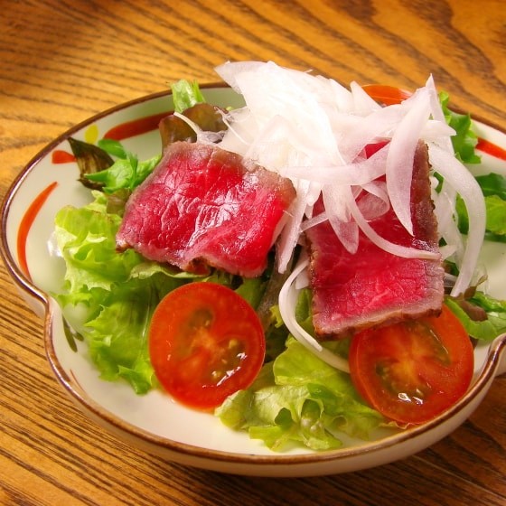 神戸牛レアステーキのサラダ