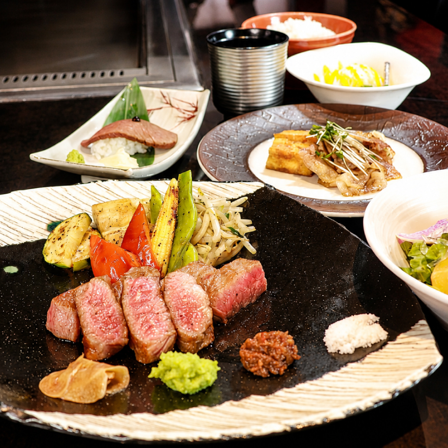 『神戸牛栄吉・スタンダードコース』　神戸牛寿司、神戸牛焼きしゃぶ、プレミアム神戸牛ステーキなど全8品