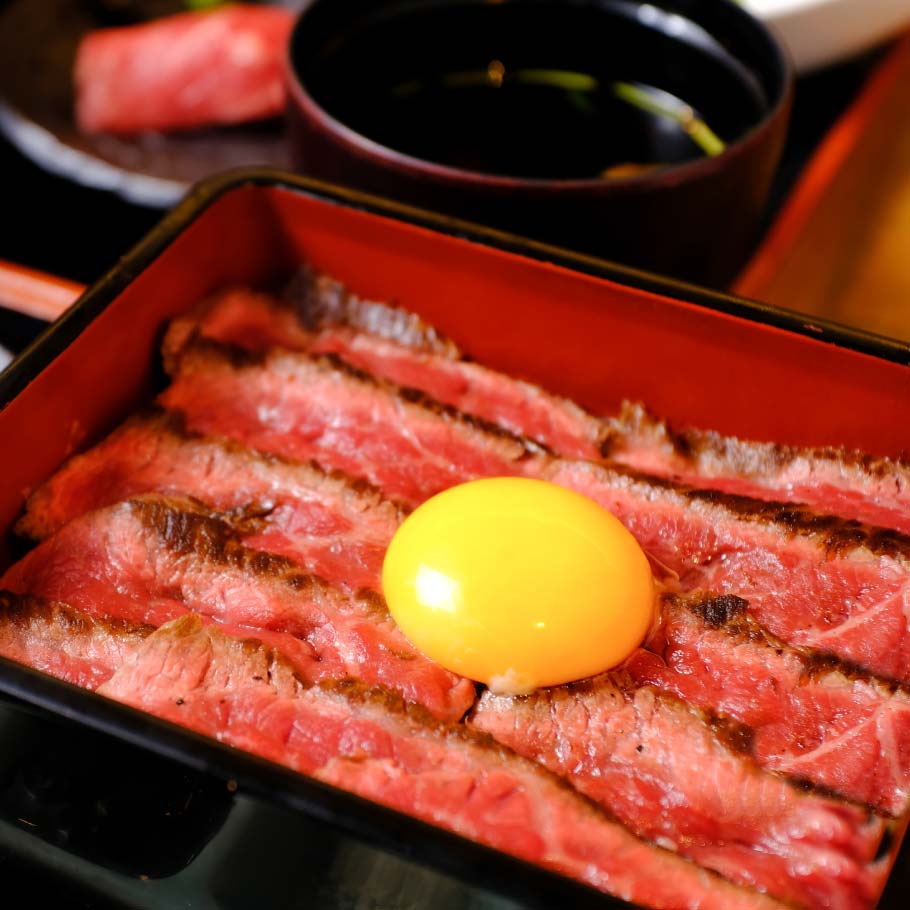 平日ランチ限定【神戸牛ステーキ重 赤身】サラダ・スープ付き