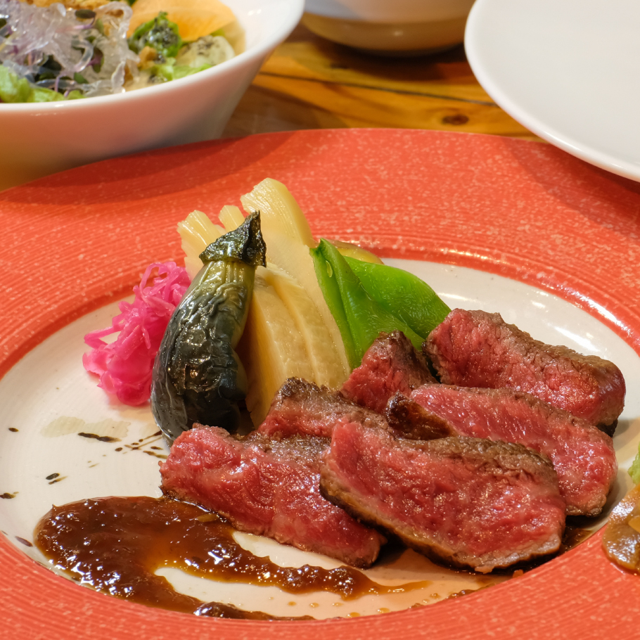 神戸牛ステーキ＆サーモングリル～季節のソース添え～