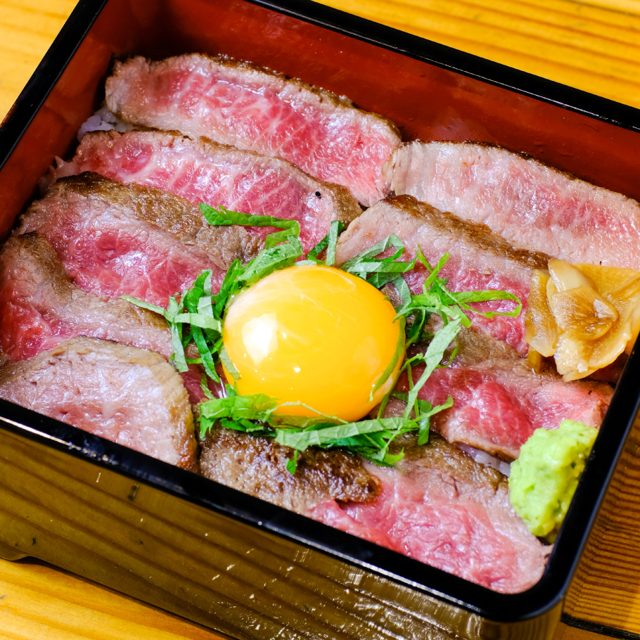 平日ランチ限定【神戸牛ステーキ重 赤身】サラダ・スープ付き