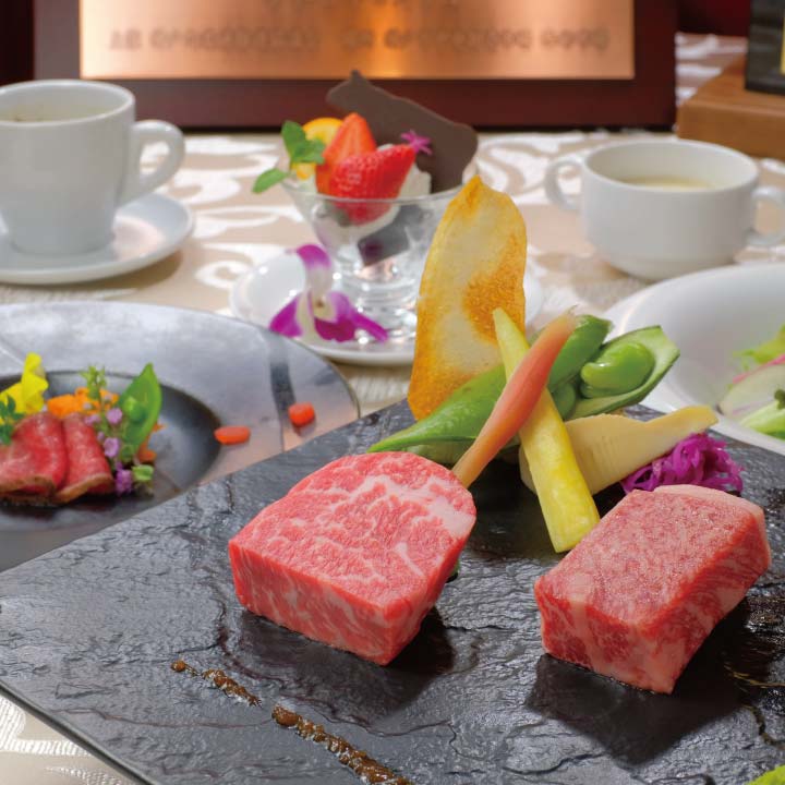 【神戸牛食べ比べコース】選べる1ドリンク付！3種類のステーキ、肉寿司、豪華デザート全6品 記念日可