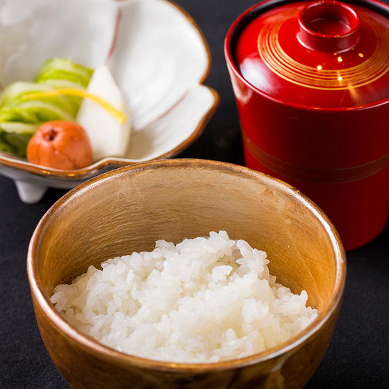 兵庫県産有機栽培米のご飯、兵庫県地野菜のサラダ、シェフの日替わりスープ
