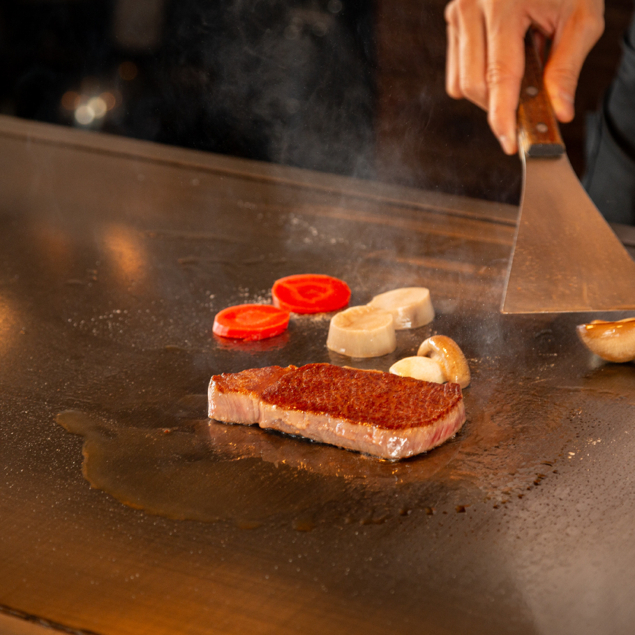 【大阪・心斎橋で味わう】神戸牛 極上赤身80g 鉄板焼きディナー〈全8品〉